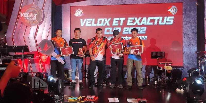 Prosesi penyerahan hadiah secara simbolik ke pemenang Velox Et Exactus Cup 2022/RMOL