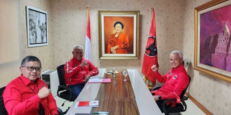 Gubernur Jateng 2 periode Ganjar Pranowo (kanan) berada di ruangan petinggi PDIP Sekjen DPP Hasto Kristiyanto dan Ketua DPP PDIP, Komarudin Watubun/Ist