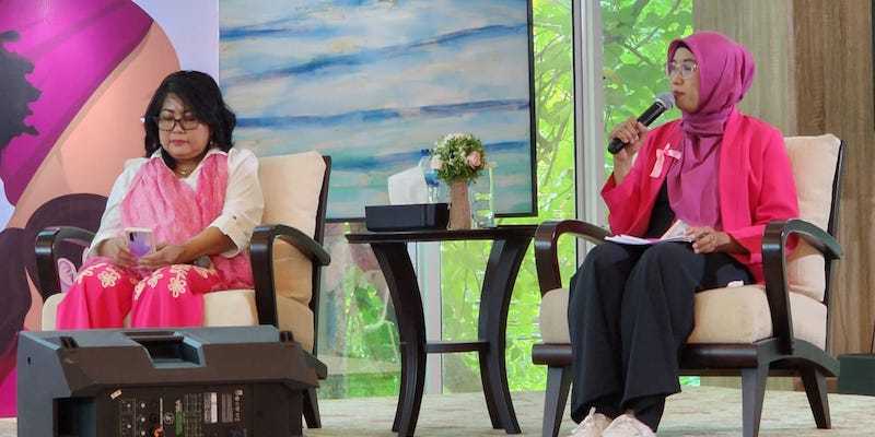 Wartawan senior yang juga penyintas kanker payudara Dian Islamiati Fatwa (kiri) dan Redaktur Farah.id Ovi Shofianur/Farah.id  