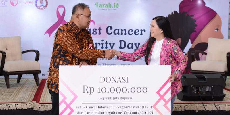 Co-Founder Farah.id dan penggagas TCFC Teguh Santosa menyerahkan donasi kepada Ketua Umum CISC Aryanthi Baramuli Putri./Farah.id 