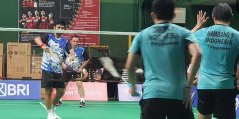Pertandingan final turnamen badminton legend V/Ist 