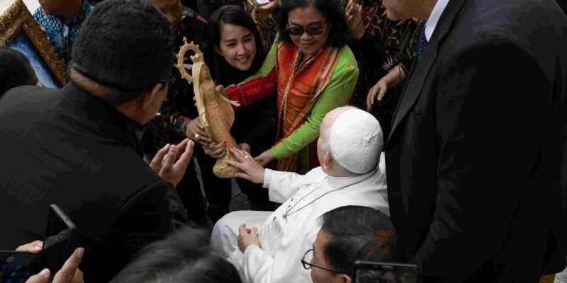Paus Fransiskus menerima hadiah Patung Maria Bunda Segala Suku dari Uskup Agung Jakarta, Ignatius Kardinal Suharyo, di Basilica St Petrus/Ist