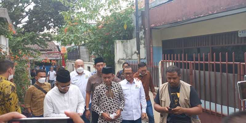 Menteri Investasi Bahlil Lahadalia (kemeja batik cokelat) saat takziah ke kediaman almarhum Ferry Mursyidan Baldan/RMOL