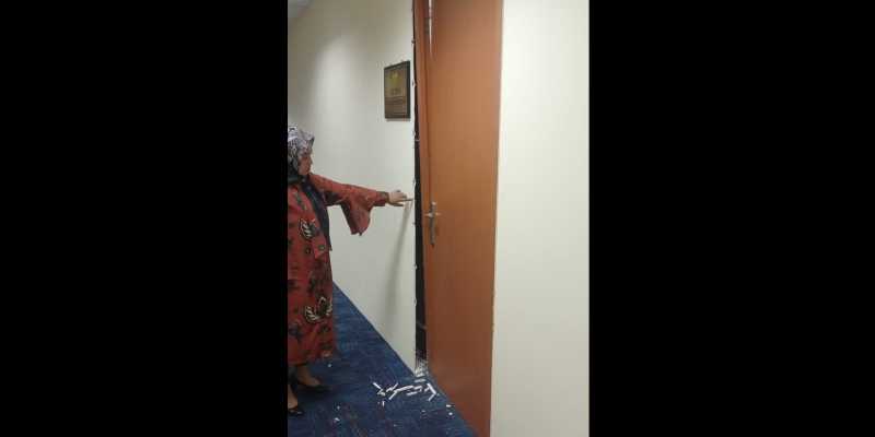Kondisi pintu ruangan Ketua Komisi Informasi Pusat setelah dirusak/Ist