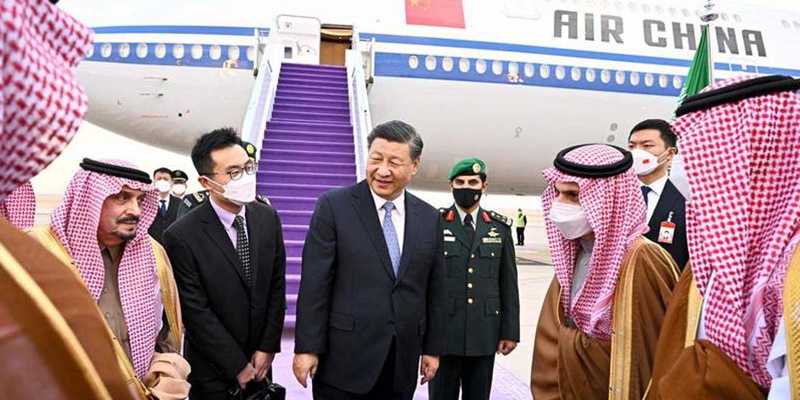 Sejumlah pejabat Kerajaan Arab Saudi menyambut kedatangan Xi Jinping/Net