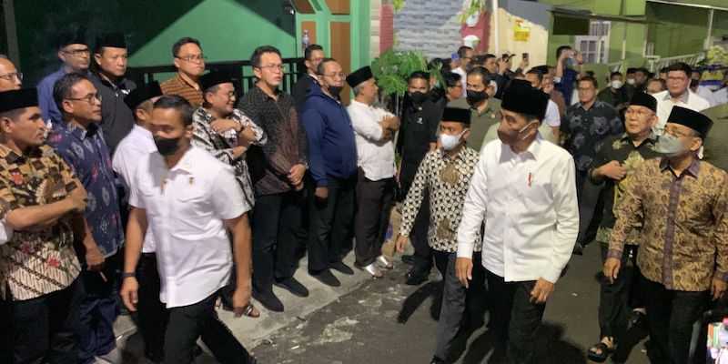 Mensesneg Pratikno (paling kanan) mendampingi Presiden Jokowi sat takziah ke rumah almarhum Ferry Mursyidan Baldan/RMOL