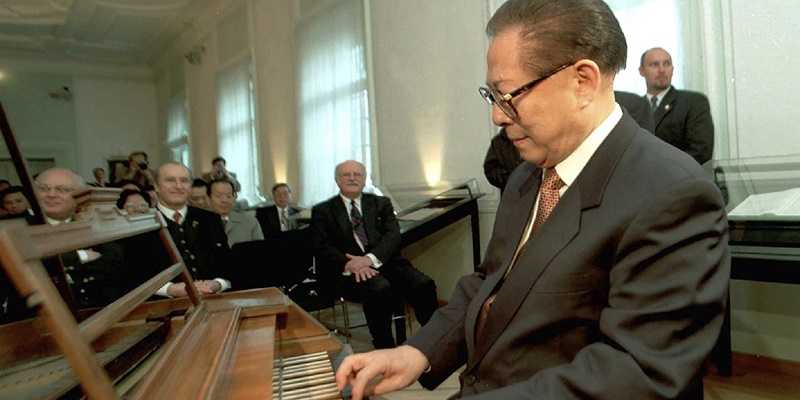 Presiden China saat itu Jiang Zemin memainkan piano asli Mozart selama kunjungannya di tempat kelahiran komposer terkenal Austria Wolfgang Amadeus Mozart di Salzburg, Austria, 30 Maret 1999/Net