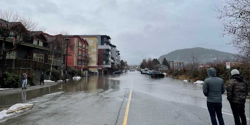  Banjir terlihat di pusat kota Squamish, BC/Net