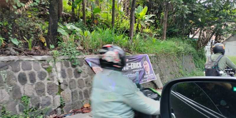 Spanduk Prabowo-Erick 2024 menarik perhatian pengguna jalan di Jalan Cipatat-Cianjur, Jawa Barat/RMOL