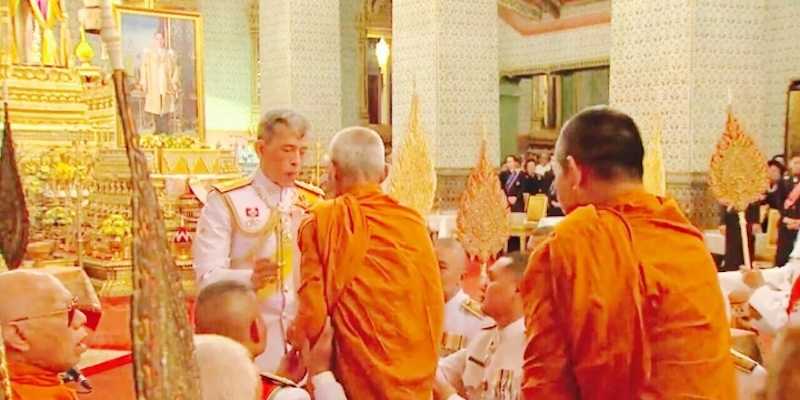 Raja Thailand Maha Vajiralongkorn menyerahkan gelar kehormatan kepada Bhikkhu Jinadhammo Mahathera pada Desember 2016.
