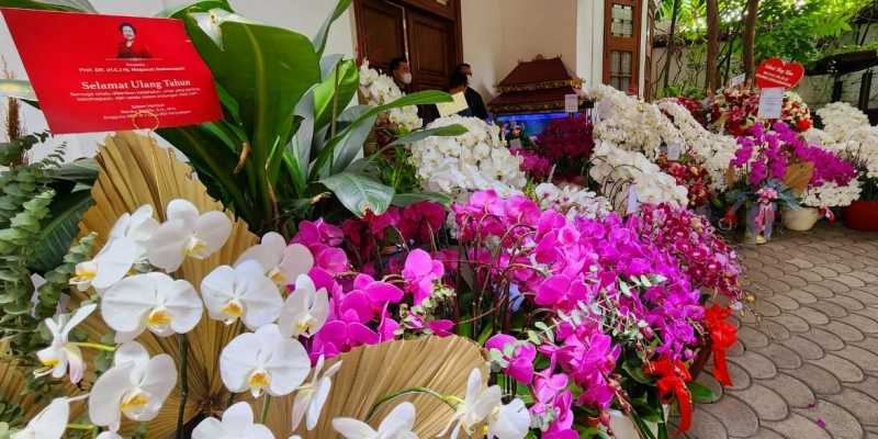 Bunga berbagai jenis penuhi teras kediaman Megawati Soekarnoputri/Ist
