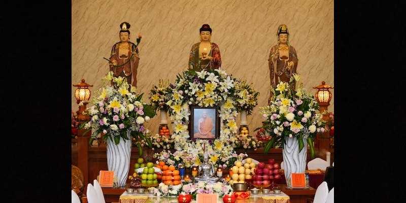 Altar persembahan untuk mendiang Y.M. Bhikkhu Jinadhammo Mahathera./Ist