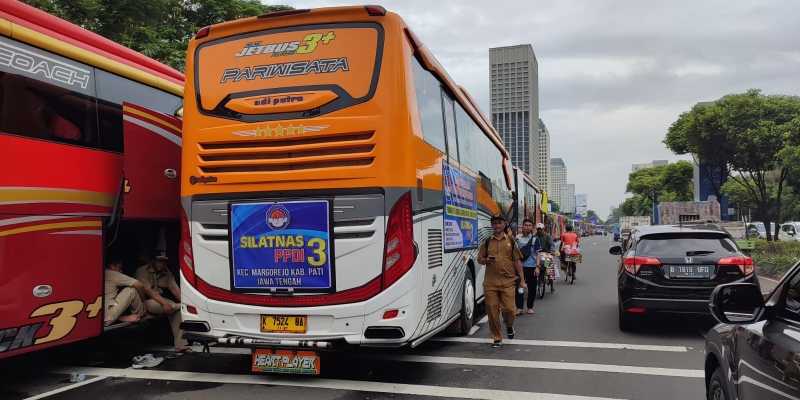 Puluhan bus pengangkut Persatuan Perangkat Desa Indonesia (PPDI) memakan jalan Asia Afrika, Jakarta/RMOL