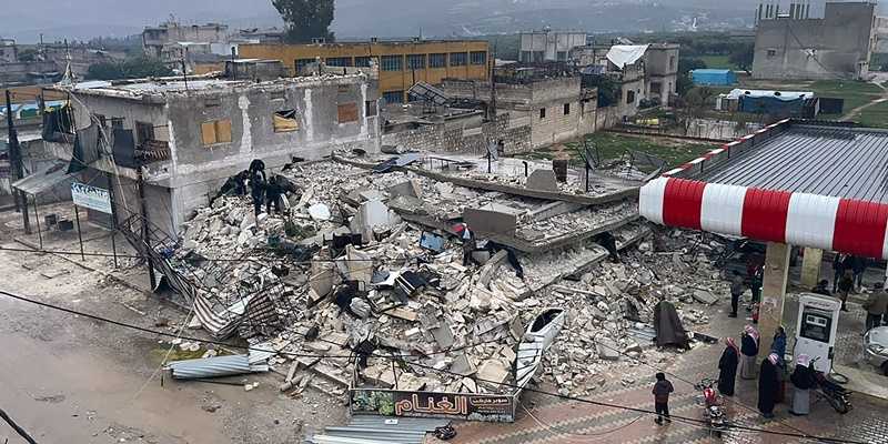 Orang-orang mencari reruntuhan bangunan yang runtuh di Azmarin, Suriah barat laut, pada Senin, 6 Februari/Net