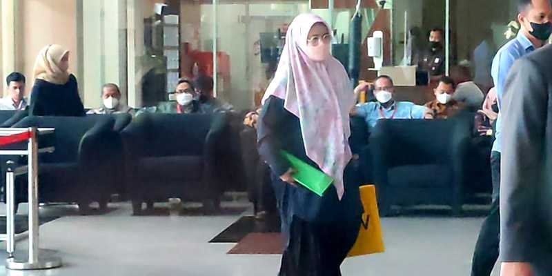 Istri Sekda Riau SF Hariyanto, Adrias Hariyanto, menyusul sang suami ke ruang pemeriksaan KPK/RMOL