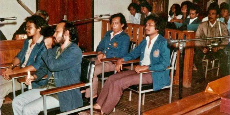 Rizal Ramli bersama Abdul Rachim (depan kanan), Irzadi Mirwan (depan kiri) dan aktivis lain yang disidang hingga berakhir penjara di Sukamiskin/Ist 