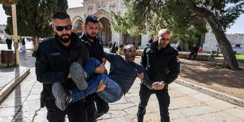 Polisi Israel menahan seorang pria Palestina di kompleks Masjid Al Aqsa pada Rabu 5 April 2023/Net.