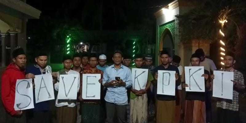 Aksi masyarakat Kopang, NTB, membela KPK RI.