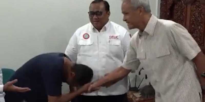 Presiden Partai Buruh, Said Iqbal menunduk saat bersalaman dengan capres Ganjar Pranowo/Ist 