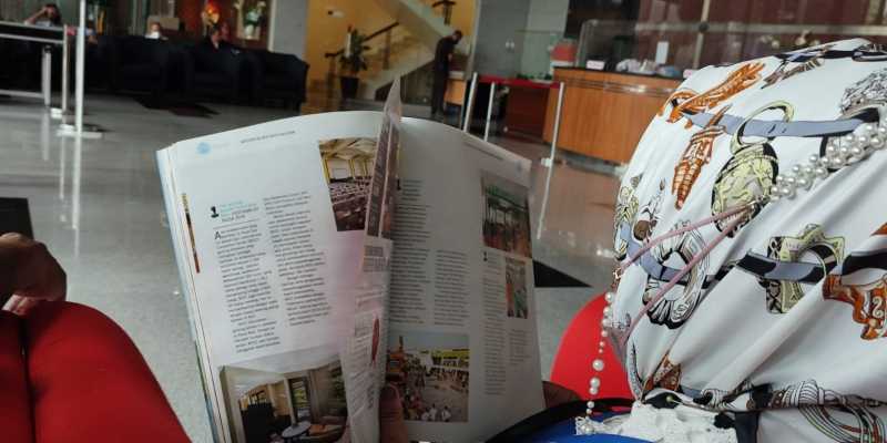 Kepala Dinas Kesehatan (Kadinkes) Pemerintah Provinsi (Pemprov) Lampung, Reihana saat membaca majalah terbitan tahun 2013/RMOL