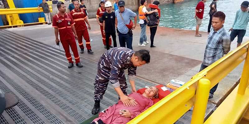 Personel TNI AL mengevakuasi korban KMP Royce 1/Ist
