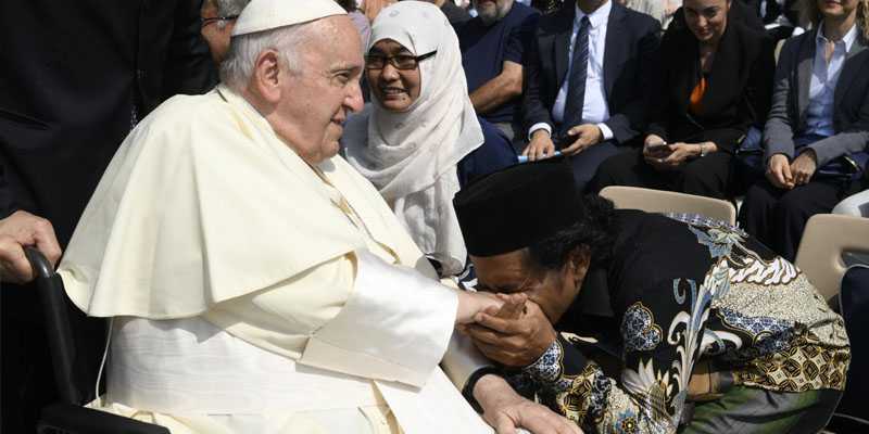 Deni Iskandar mencium tangan Paus Fransiskus/Ist