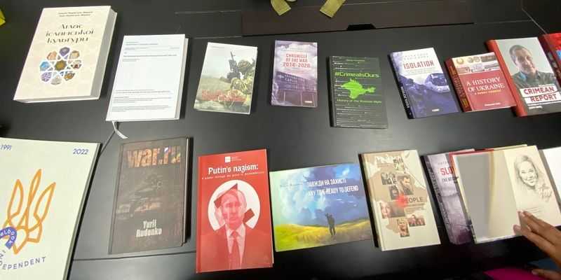 Berbagai buku-buku yang ikut mewarnai pameran yang diselenggarakan Kedutaan Besar Ukraina di Jakarta, pada Kamis, 21 September 2023/RMOL
