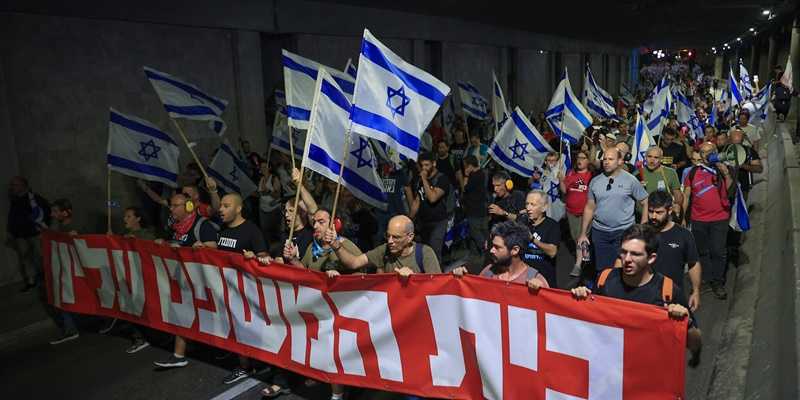 Aktivis anti-perombakan berbaris dari Mahkamah Agung ke apartemen Perdana Menteri Benjamin Netanyahu di Yerusalem, pada 11 September 2023 membawa spanduk: Pengadilan adalah yang tertinggi/Net