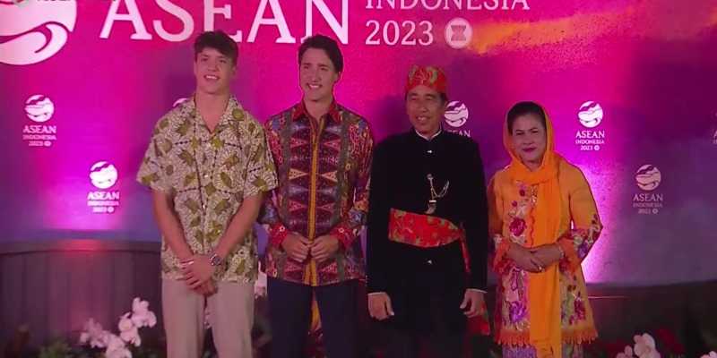 Perdana Menteri Kanada Justin Trudeau dan putranya, berfoto bersama dengan Presiden RI Joko Widodo dan ibu negara, Iriana Widodo di Gala Dinner KTT ke-43 ASEAN di Hutan Kota Plataran, Kompleks GBK, Jakarta pada Rabu, 6 September 2023/Repro