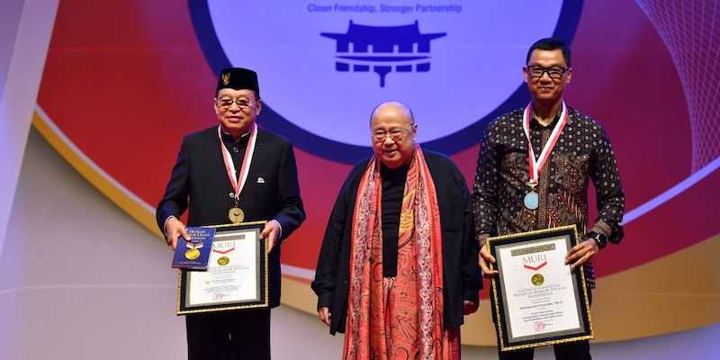 Duta Besar Gandi Sulistiyanto dan Direktur Utama PLN, Darmawan Prasodjo, menerima piagam penghargaan MURI dari pendiri MURI, Jaya Suprana di Gwanghwamun Square, Seoul, Jumat malam (29/9). 