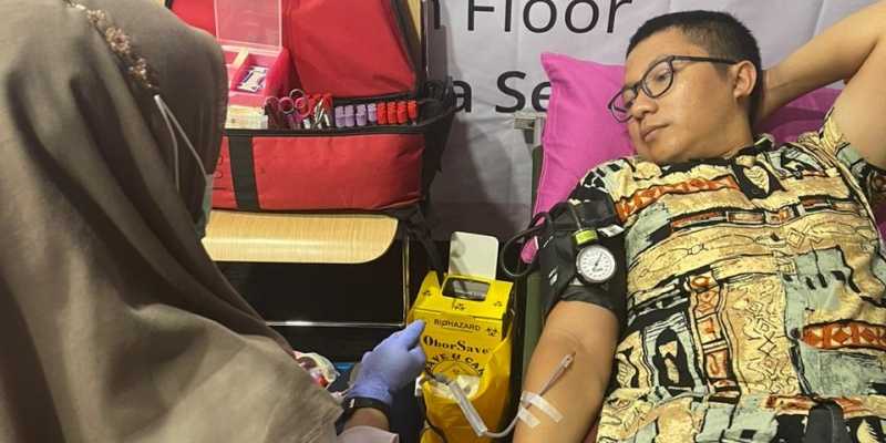 Salah satu Karyawan Kantor Berita Politik RMOL saat ikut mendonorkan darahnya pada Senin, 30 Oktober 2023/RMOL