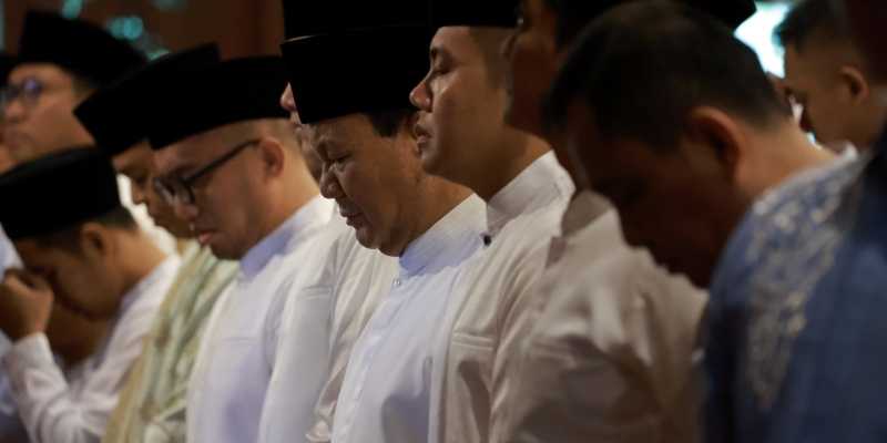 Menteri Pertahanan Prabowo Subianto melaksanakan ibadah salat Idulfitri 1445 Hijriah di Masjid Nurul Wathon yang berada di Padepokan Garuda Yaksa, Hambalang, Bogor, Jawa Barat, Rabu (10/4)./Ist