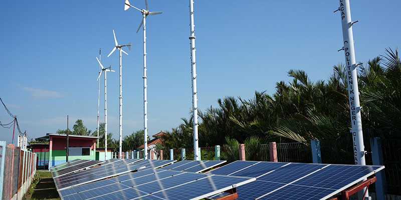 Pembangkit Listrik Tenaga Hibrid (PLTH) dari kincir angin dan panel surya di Dusun Bondan, Desa Ujungalang, Kecamatan Kampung Laut, Cilacap, Jawa Tengah/Istimewa