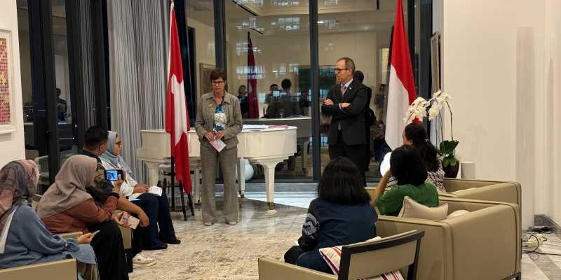 Kepala Sekretariat Negara Swiss untuk Urusan Ekonomi (SECO), Violette Ruppanner dan Dubes Zehnder dalam sesi tanya jawab dengan media di Jakarta pada Kamis malam, 18 Juli 2024/Ist 