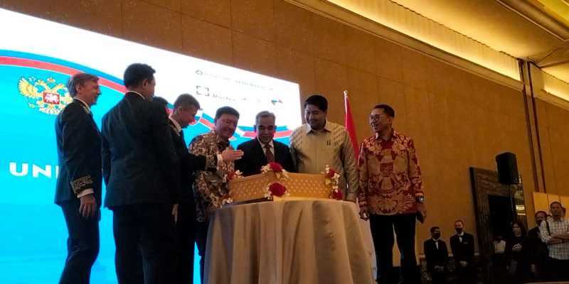 Pemotongan kue persatuan oleh Duta Besar Rusia untuk Indonesia Sergei Tolchenov, Duta Besar Rusia untuk ASEAN Evgeny Zegaynov dan sejumlah menteri kabinet Merah Putih yang hadir di acara National Day of Russia/RMOL