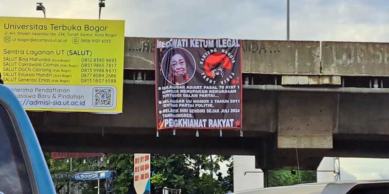 Spanduk berisi narasi negatif terhadap kepemimpinan Megawati Soekarnoputri sebagai Ketua Umum PDIP di pinggir tol Bogor/Net