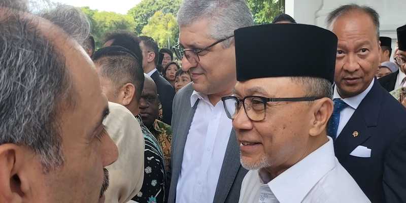 Menteri Koordinator Bidang Pangan Zulkifli Hasan mengantre desak-desakan di Istana Merdeka Jakarta pada Senin, 31 Maret 2025/RMOL