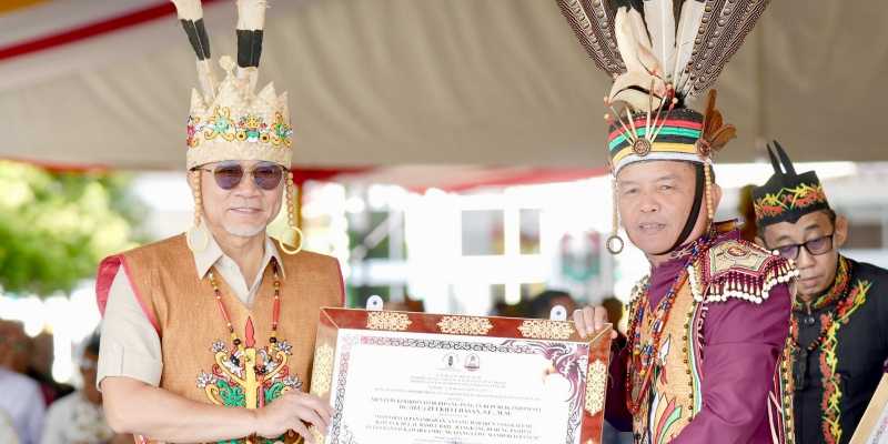 Pemberian gelar kehormatan dari Ketua Umum DAD Agustiar Sabran kepada Menko Zulkifli Hasan/Ist