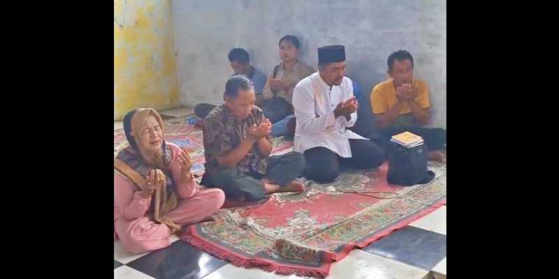 Keluarga Rahmat Kurniawan tahlilan dan doa bersama di Pengadilan Negeri Gunung Sugih, Kabupaten Lampung Tengah/Ist