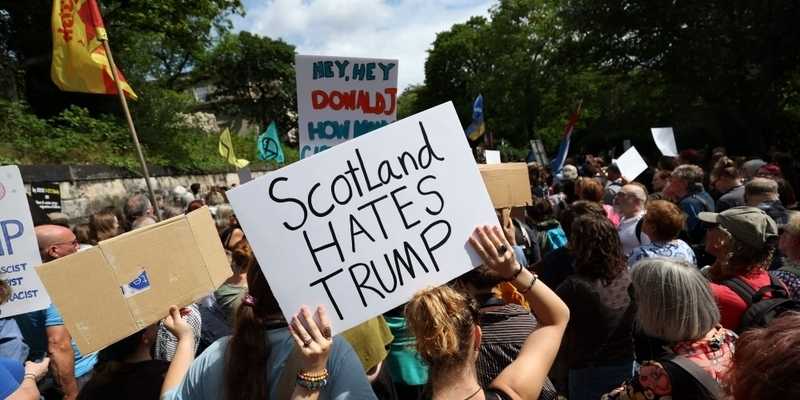 Demonstran memegang plakat selama protes 'Hentikan Koalisi Trump' di dekat gedung Konsulat AS di Edinburgh/Net
