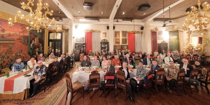  Jajaran top management Prudential plc mengadakan jamuan santap malam bersama Utusan Khusus Presiden untuk Energi dan Lingkungan Hidup, Hashim Djojohadikusumo, serta tamu kehormatan lainnya dari Bank Indonesia, Kementerian Investasi dan Hilirisasi, Kement