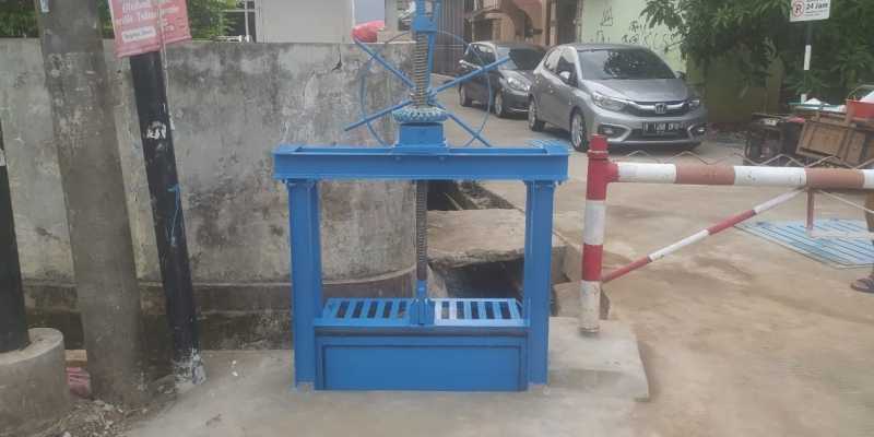 Pemasangan pintu air dan pengerukan kali di Pondok Maharta (Foto: Dokumentasi DPRD Tangsel)