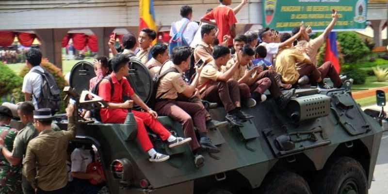  Warga antusias di Pameran Alat Utama Sistem Senjata (Alutsista) dan TNI Fair, di area Monumen Nasional (Monas) Jakarta Pusat, pada Sabtu, 20 September 2025 (Foto: Dispenad)