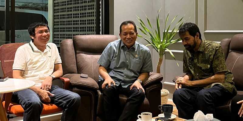 Silaturahmi Menteri Koperasi Ferry Juliantono dan Gubernur Aceh Muzakir Manaf di Kantor Berita Ekonomi dan Politik RMOL, Jalan Hasanuddin 45, Melawai, Jakarta Selatan, Minggu, 14 September 2025. (Foto: Dokumentasi RMOL)