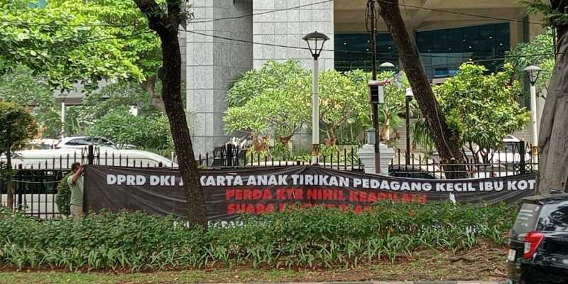 Aksi massa membentangkan spanduk di depan DPRD DKI. (Foto: RMOL/ Ahmad Alfian)   