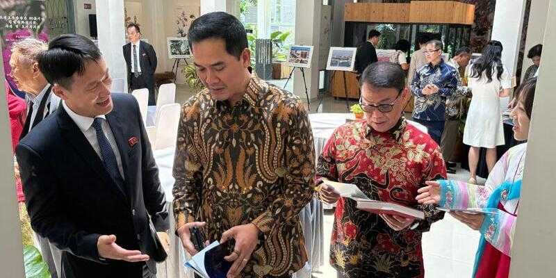 Ketua DPP PDIP Ahmad Basarah dan Ketua Kelompok Kerja Sama Bilateral DPR RI-RRDK Adisatrya Suryo Sulisto menghadiri Pameran Foto dan Bunga Kimilsungia di Griya Anggrek, Kebun Raya Bogor pada Kamis, 9 Oktober 2025. (Foto: RMOL/Sarah)