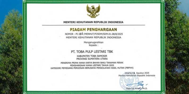 Piagam penghargaan yang diberikan Menteri Kehutanan Raja Juli kepada PT Toba Pulp Lestari Tbk. (Foto: Dok. Toba Pulp) 