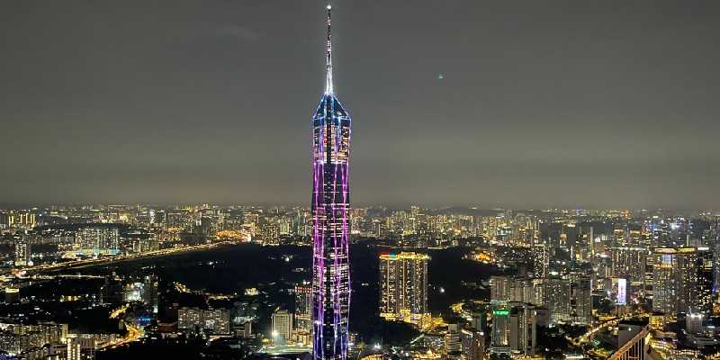 Pemandangan Merdeka 118 yang berkilau di antara gedung-gedung kota Kuala Lumpur pada malam hari, dipotret dari atas Kuala Lumpur Tower. (Foto: RMOL/Hani Fatunnisa)