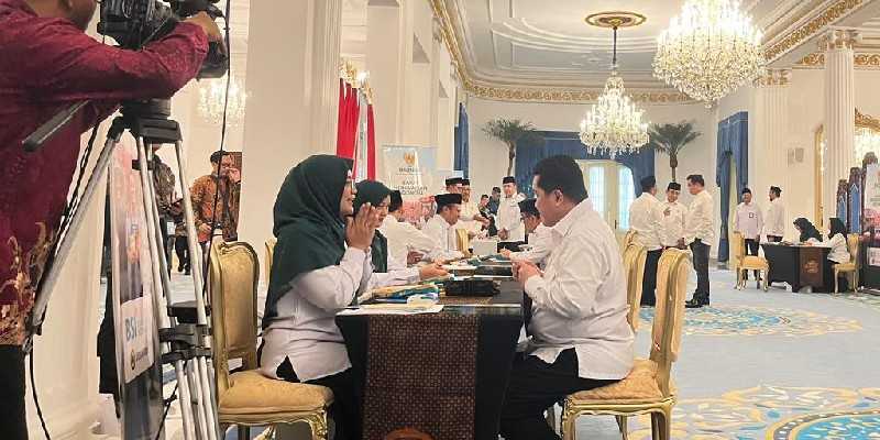 Menpora Erick Thohir tengah membayar zakat di Istana Negara (Foto: RMOL/Hani Fatunnisa)