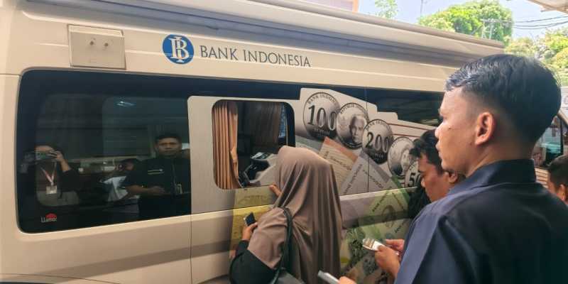 Antrean penukaran uang di Stasiun Senen, Seelasa 17 Maret 2026 (RMOL/Sarah Alifia)